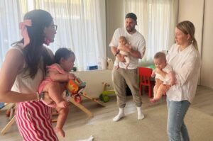 Родители и бебета по време на гимнастика за бебета в Майндфул Мувмент